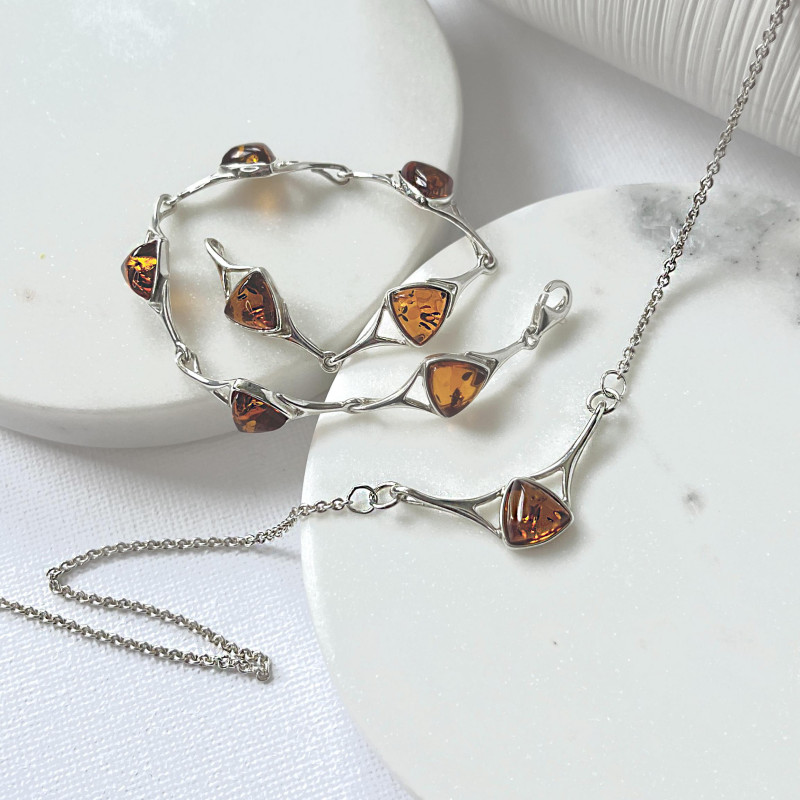 Bracciale in argento 925 con triangolo di ambra cognac, per custodire la tua luce — foto 2