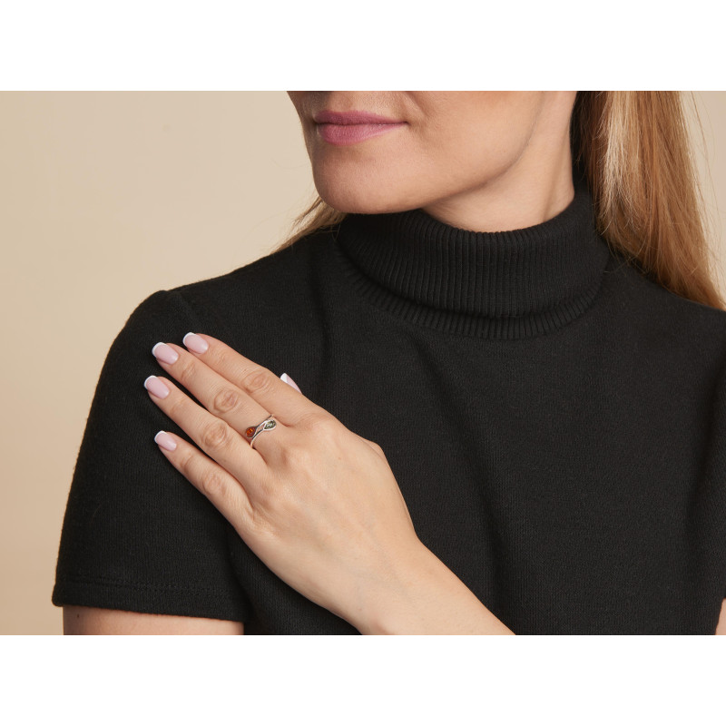 Anello con goccia di ambra multicolore del mar baltico realizzato in argento 925 rodiato, per condividere momenti — foto 3