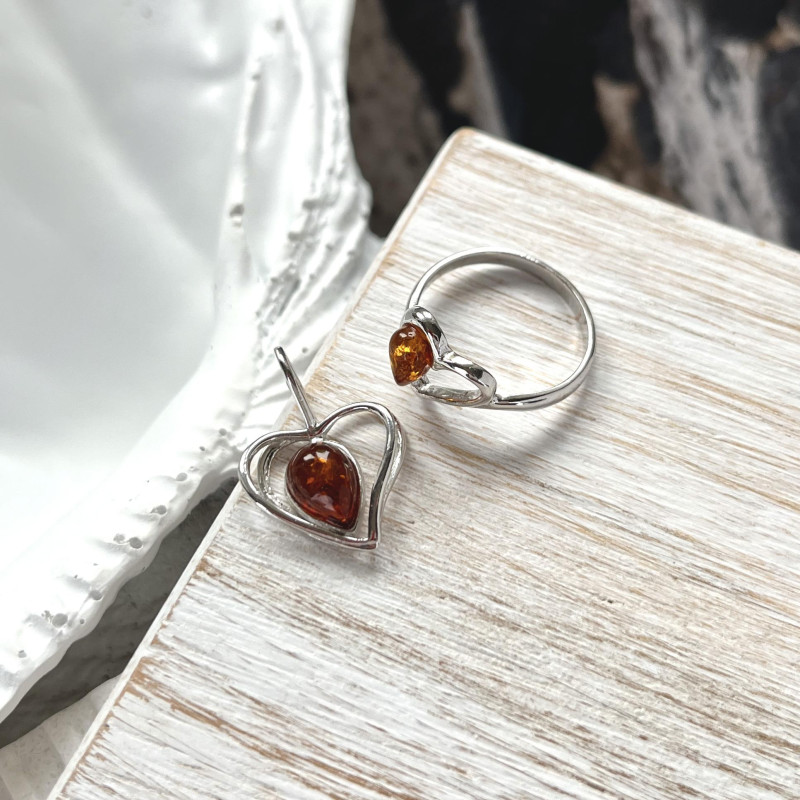 Anello cuore in argento rodiato con goccia di ambra cognac, per custodire l'amore eterno — foto 3