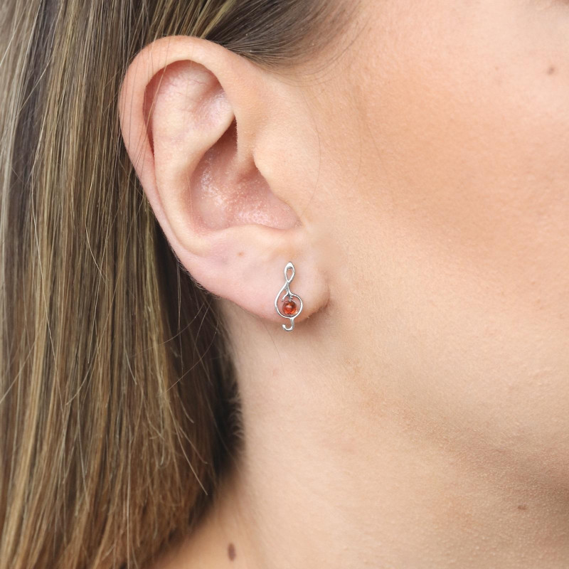 Orecchini a bottone con ambra naturale cognac in argento 925 rodiato, per custodire la tua luce interiore — foto 2
