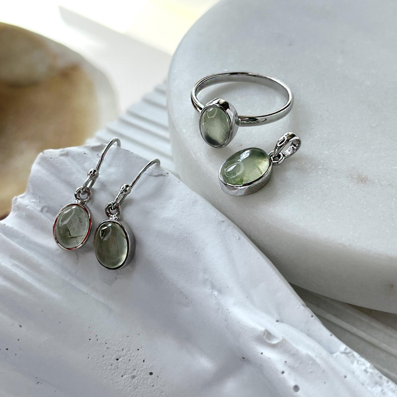 Ciondolo in argento rodiato con prehnite verde ovale, per custodire serenità — foto 3
