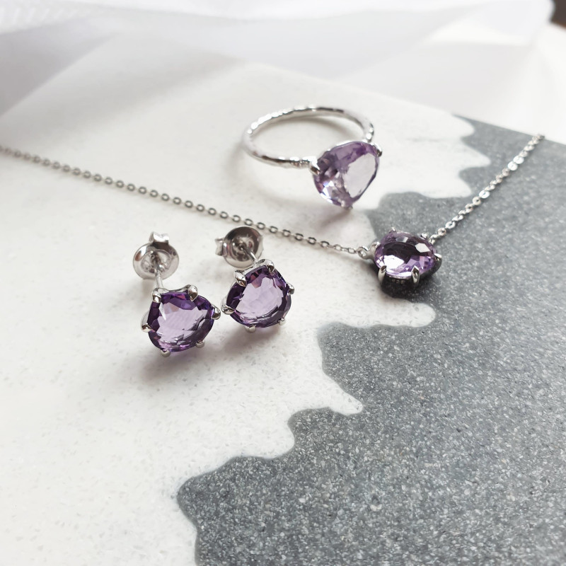 Anello cuore in argento 925 rodiato con ametista viola naturale, per custodire l'amore — foto 3