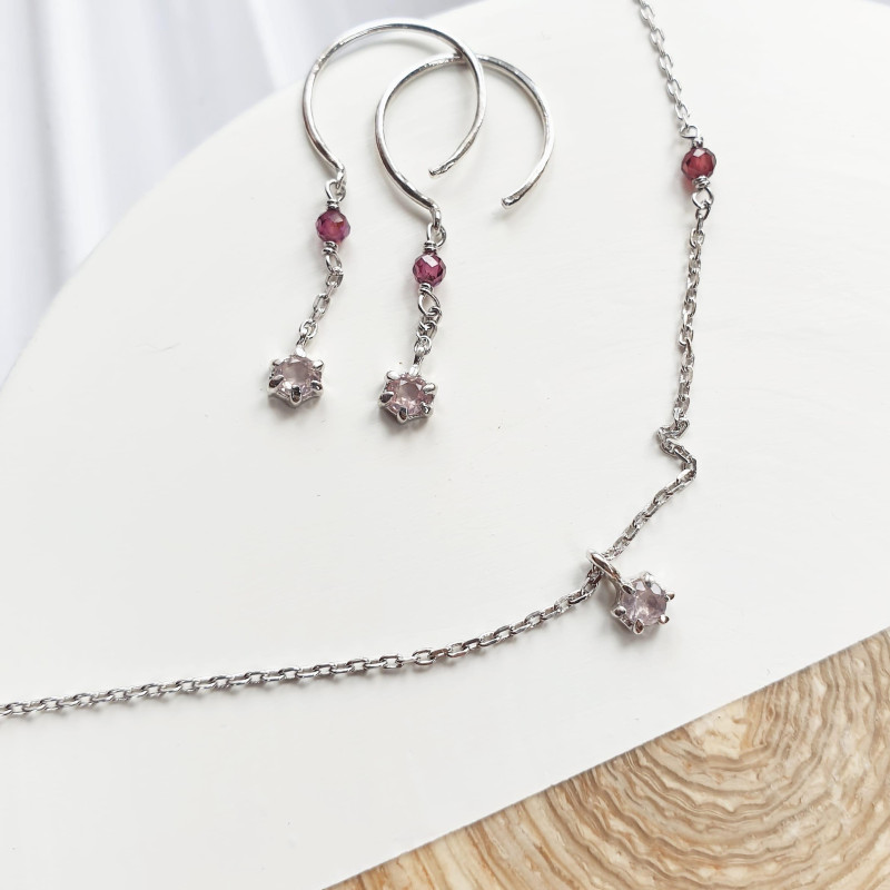 Collana in argento rodiato con quarzo rosa e granato, per celebrare l’amore — foto 3