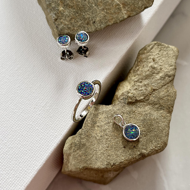 Ciondolo rotondo in argento 925 rodiato con opale blu doppietto, per custodire la serenità — foto 3