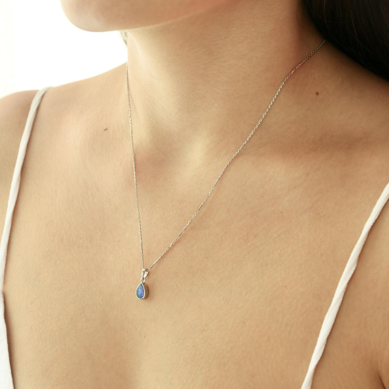 Pendente goccia in opale blu su argento 925 rodiato, per custodire un sogno — foto 3