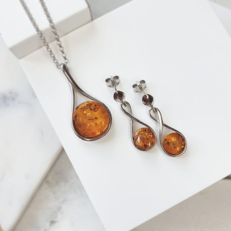Ciondolo in argento 925 rodiato con ambra tonda cognac, per custodire la tua luce — foto 3