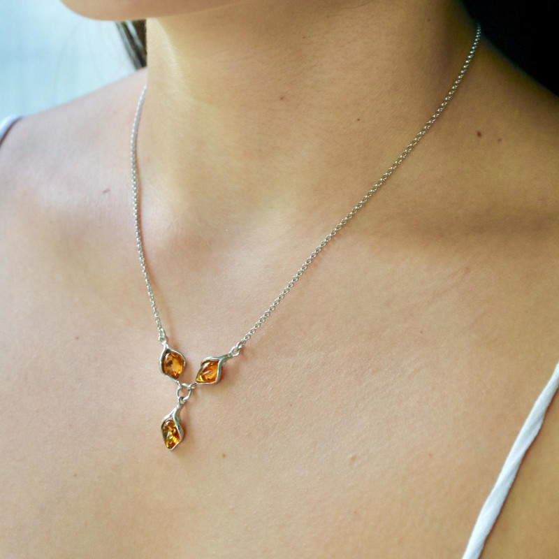 Collana con navetta ambra e perline d'argento 925, per evocare la luce del passato — foto 2