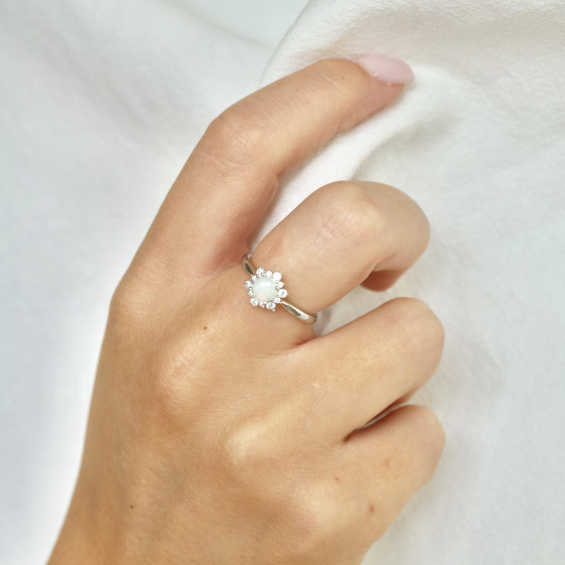 Anello in argento 925 rodiato con opale tondo, per custodire la tua luce interiore — foto 3