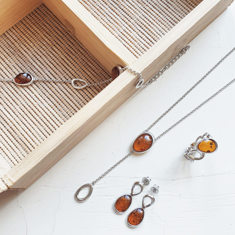 Orecchini pendenti con ambra cognac ovale in argento 925 rodiato, gioia quotidiana — foto 3