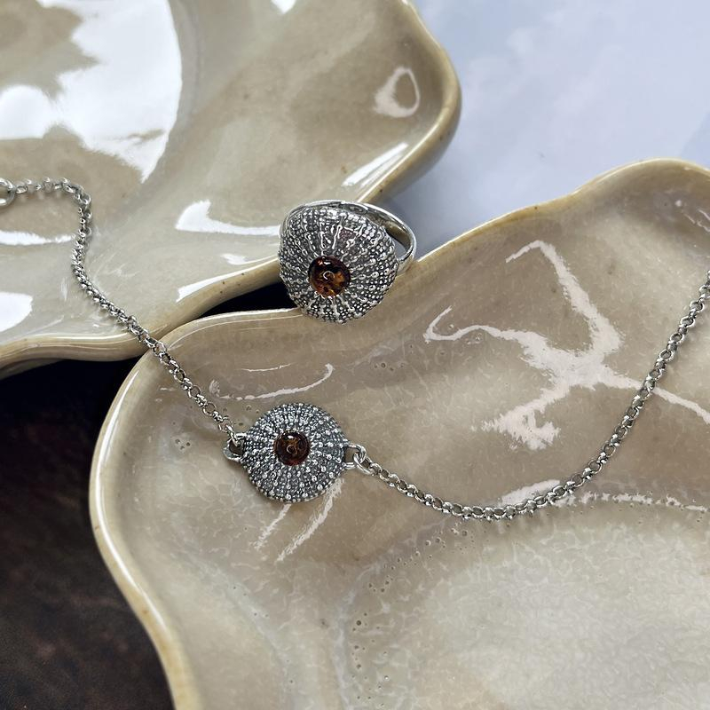 Bracciale in argento antico con ambra cognac, custodire la tua luce interna, per evocare il calore della vita — foto 3
