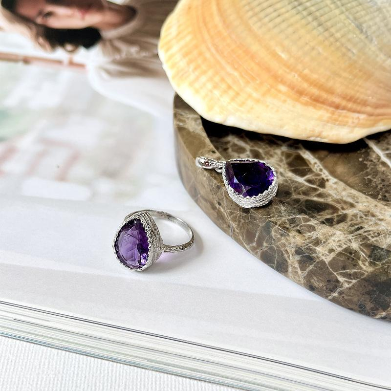 Anello in argento 925 rodiato con ametista viola naturale, per custodire la tua serenità — foto 3