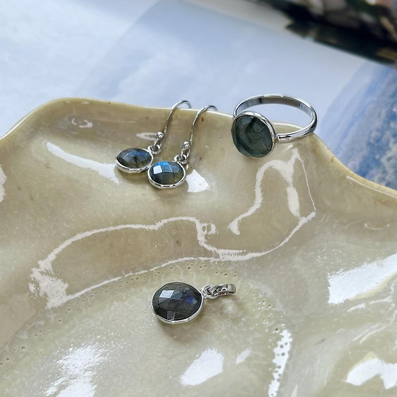Ciondolo tondo con labradorite multicolore, per raccontare storie — foto 3