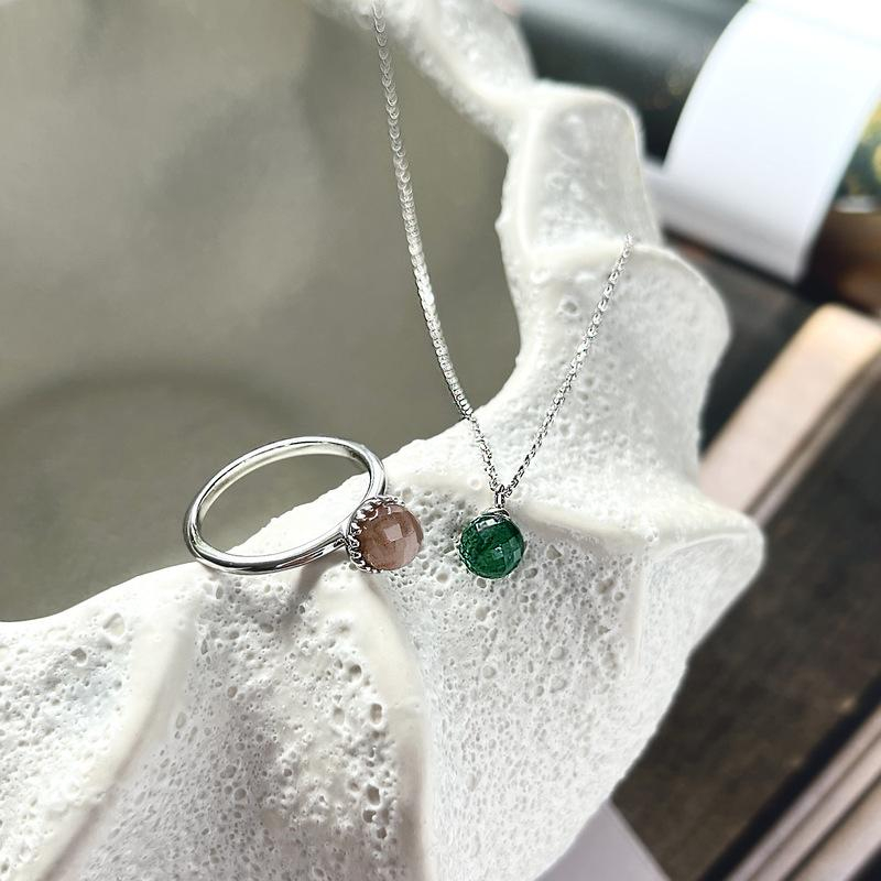 Anello con pallina di pietra lunare rosa, per evocare l'incanto — foto 3