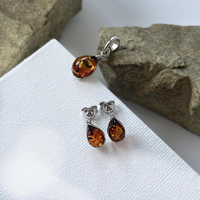 Anello a goccia in argento rodiato con ambra cognac, per custodire la tua luce interiore — foto 3