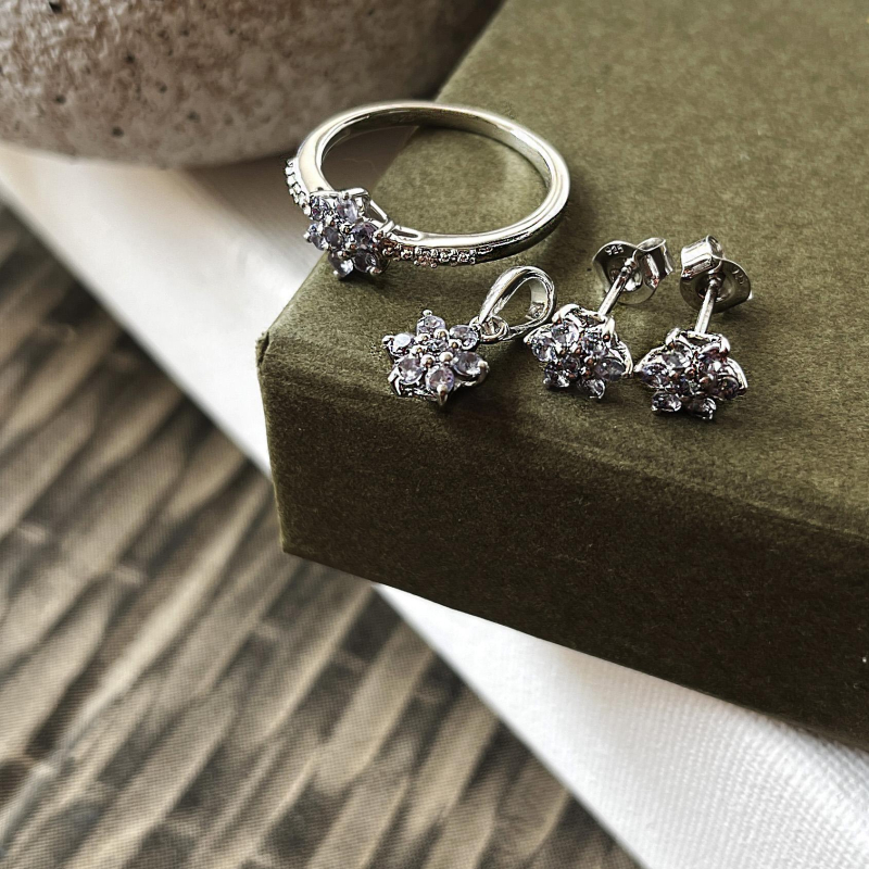 Orecchini lobo fiore tanzanite blu, per portare con te un'intenzione — foto 3
