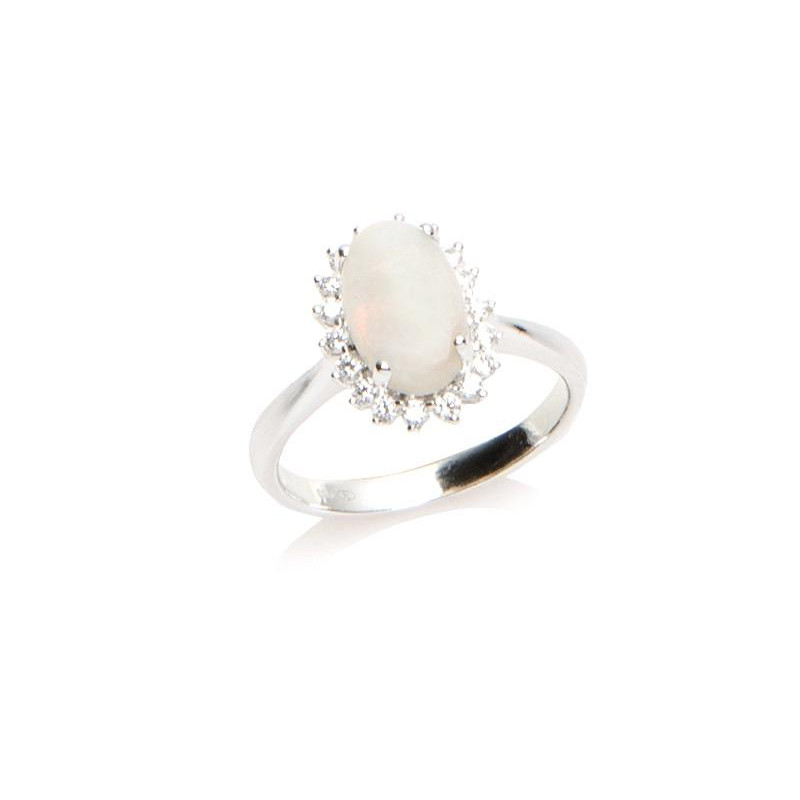 Anello opale ovale e zirconio, per risplendere con eleganza — foto 1