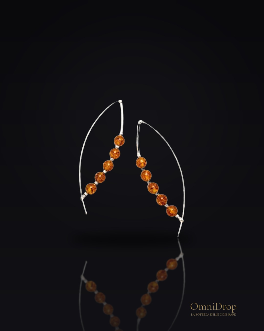Orecchini lunghi con pallina d'ambra cognac in argento 925 rodiato, per un tocco di eleganza raffinata