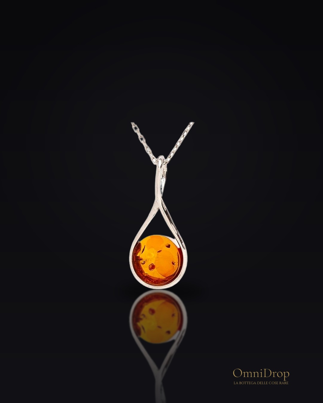 Ciondolo in argento 925 rodiato con ambra tonda cognac, per custodire la tua luce