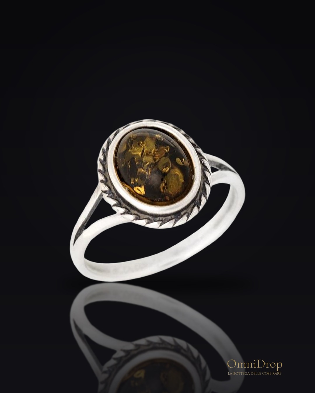 Anello in argento invecchiato con ambra verde del Mar Baltico, per custodire la tua