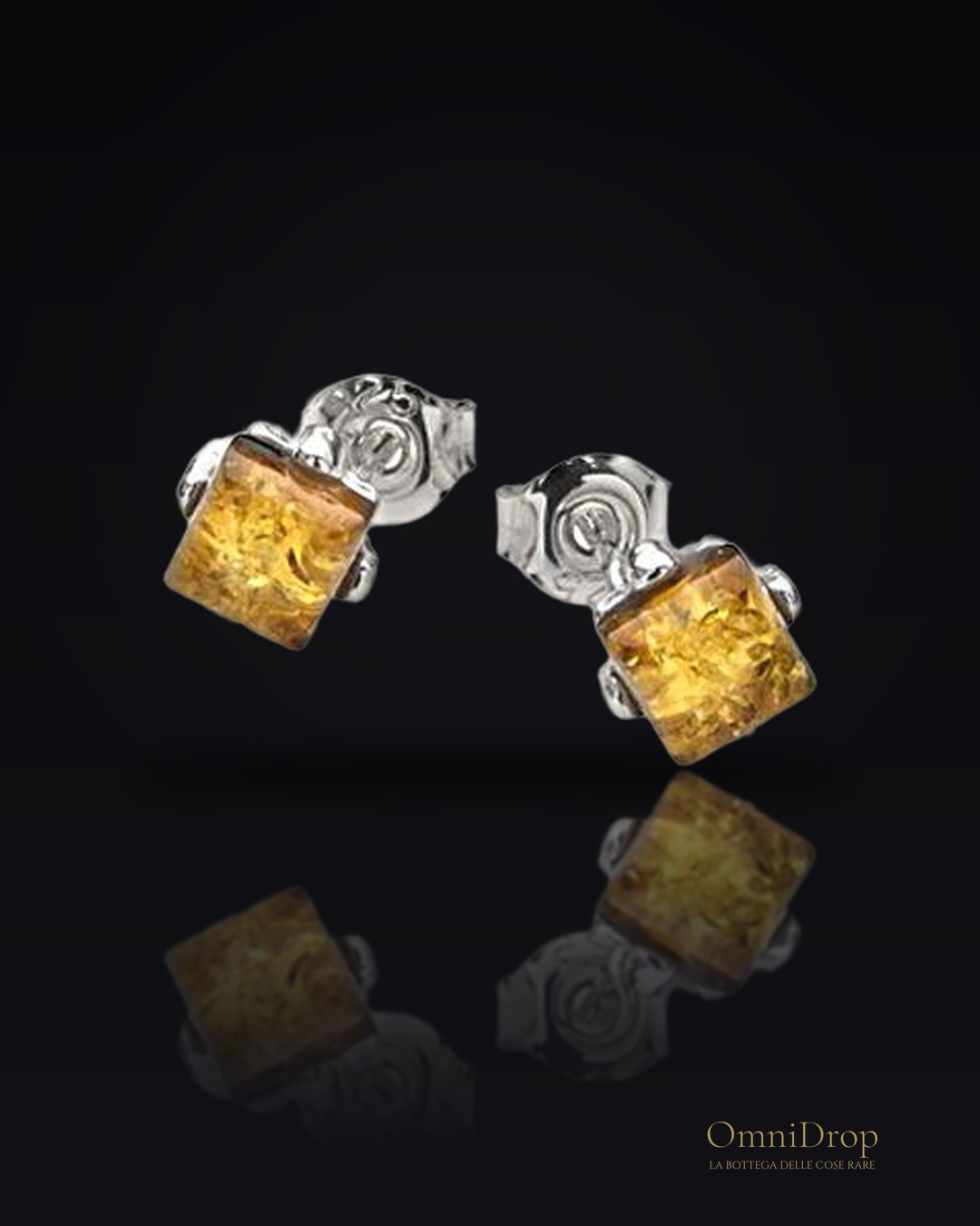 Orecchini in argento 925 con ambra miele naturale quadrata, per ricordare la semplicità