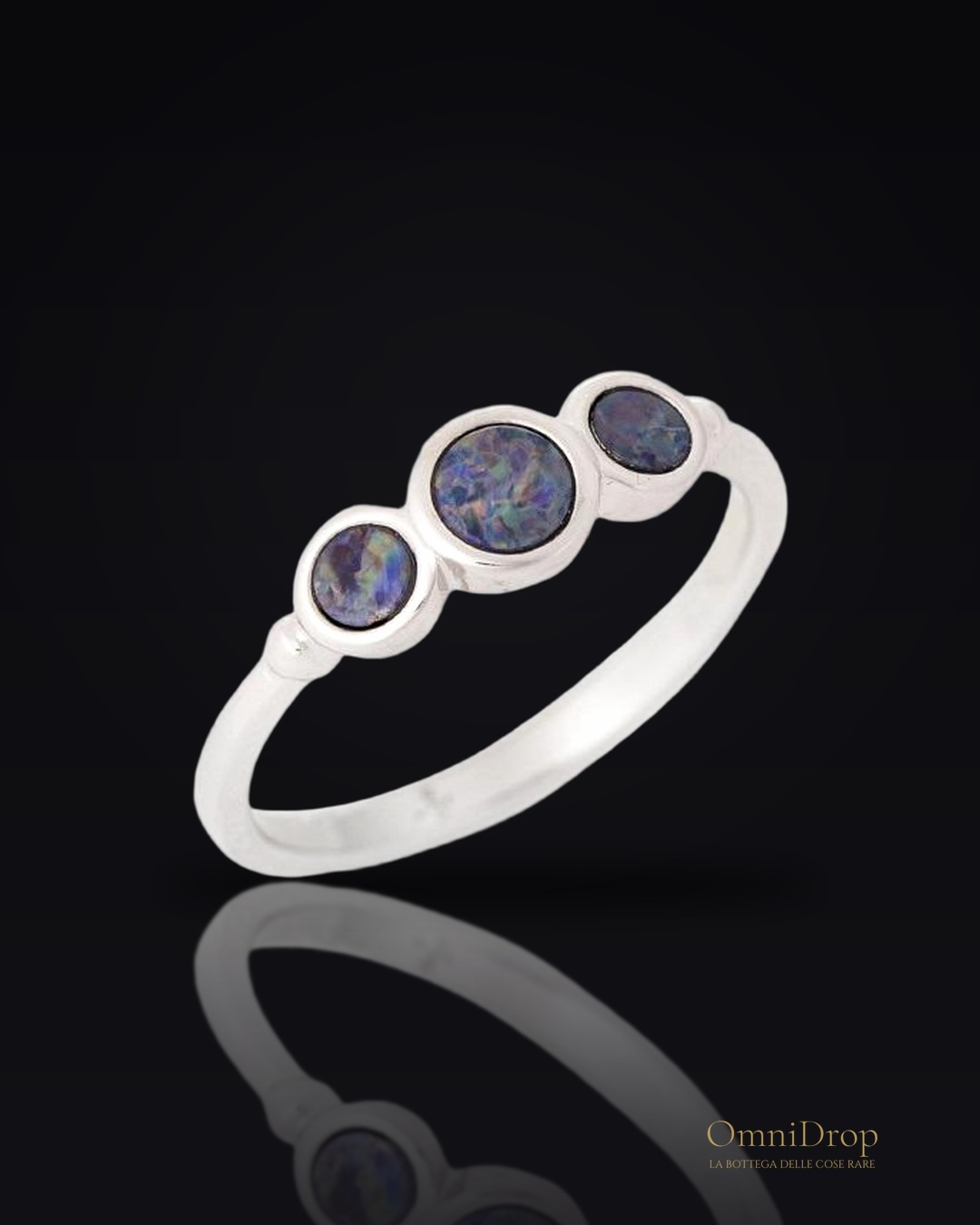 Anello con opale blu australiano in argento 925 rodiato, per custodire la tua serenità