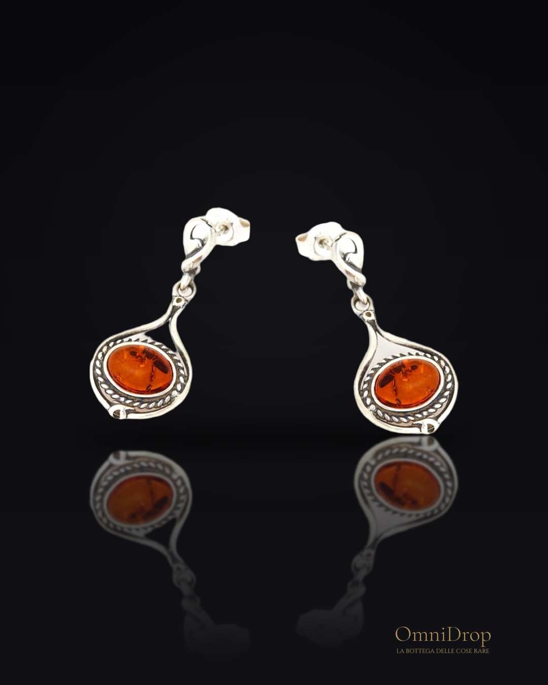 Orecchini pendenti con ambra naturale cognac e argento antico per un tocco elegante e raffinato