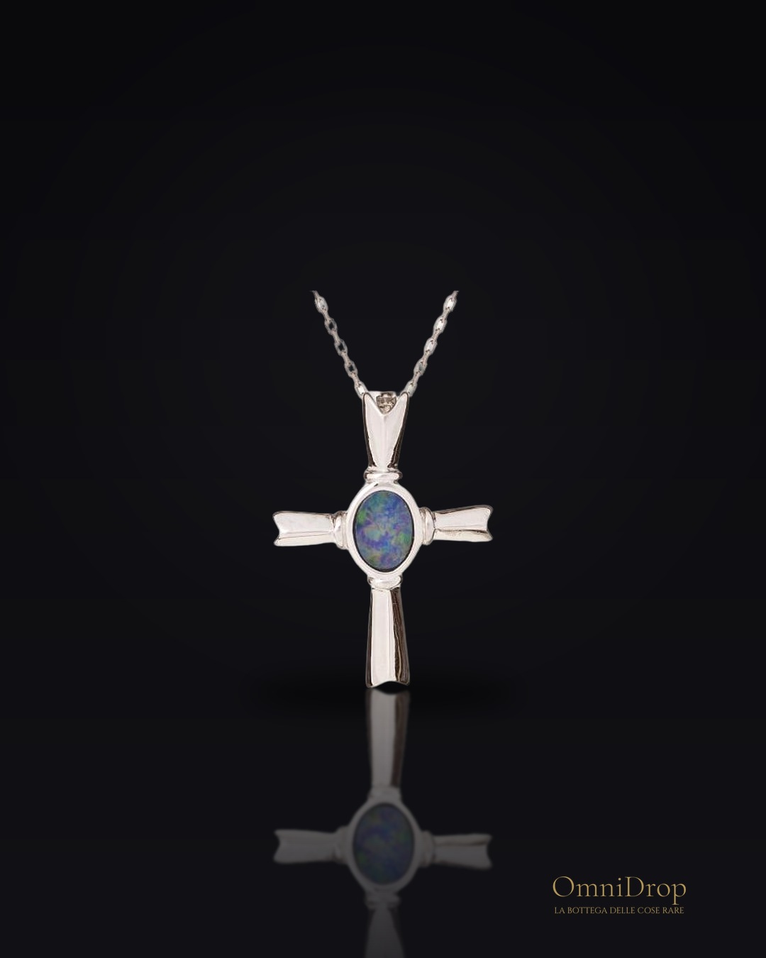 Ciondolo croce in argento rodiato con opale blu, per custodire la tua luce interiore