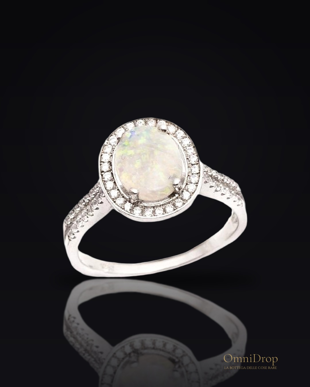 Anello opale ovale e zirconio, per raccontare storie