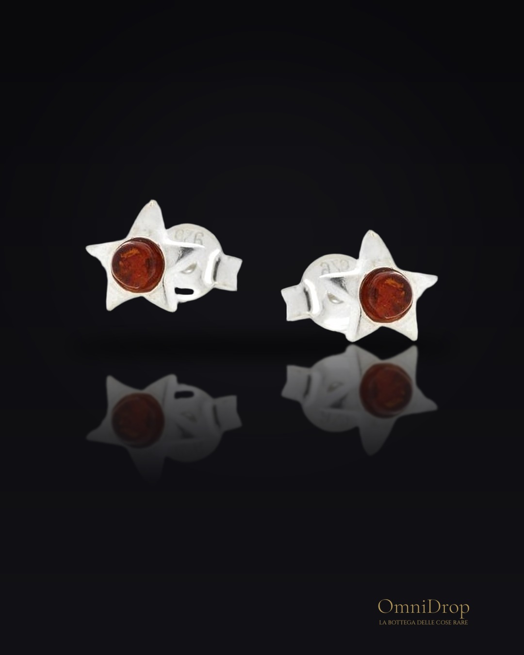 Orecchini stella in argento 925 rodiato con ambra cognac, per custodire la tua luce