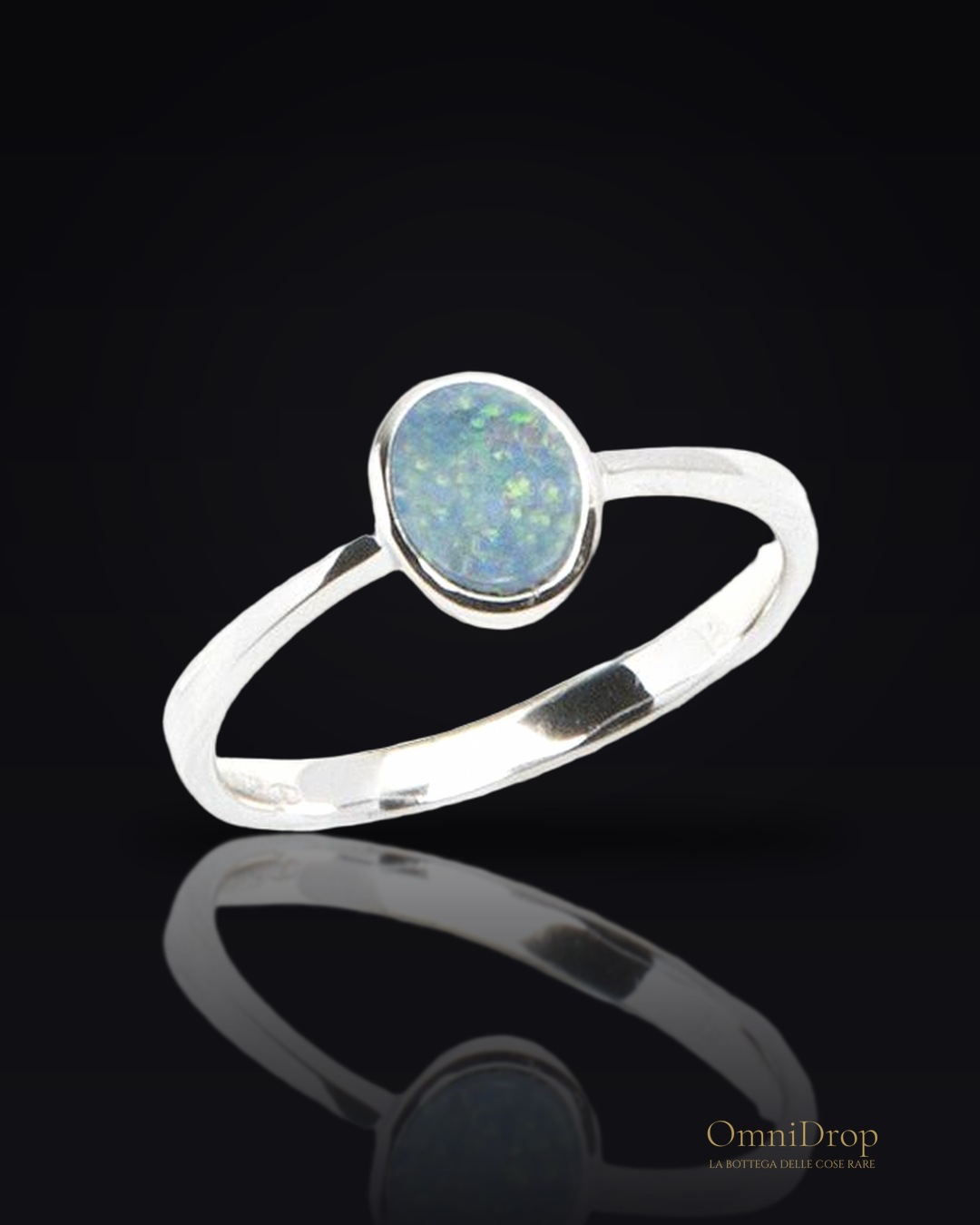 Anello opale blu ovale, per racchiudere i tuoi sogni