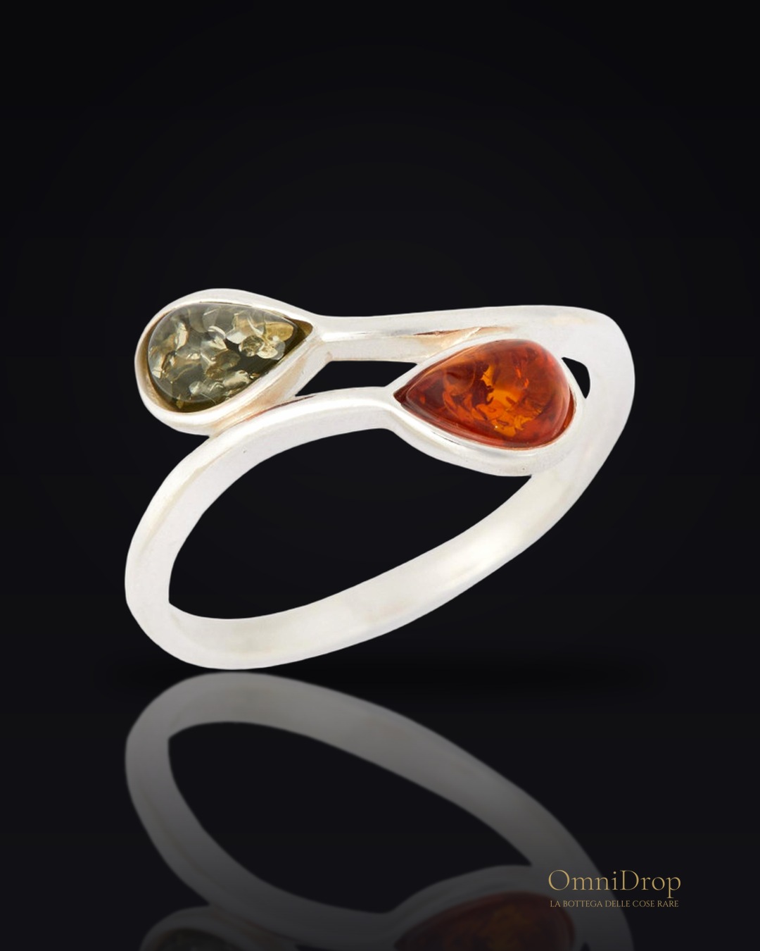 Anello con goccia di ambra multicolore del mar baltico realizzato in argento 925 rodiato, per condividere momenti