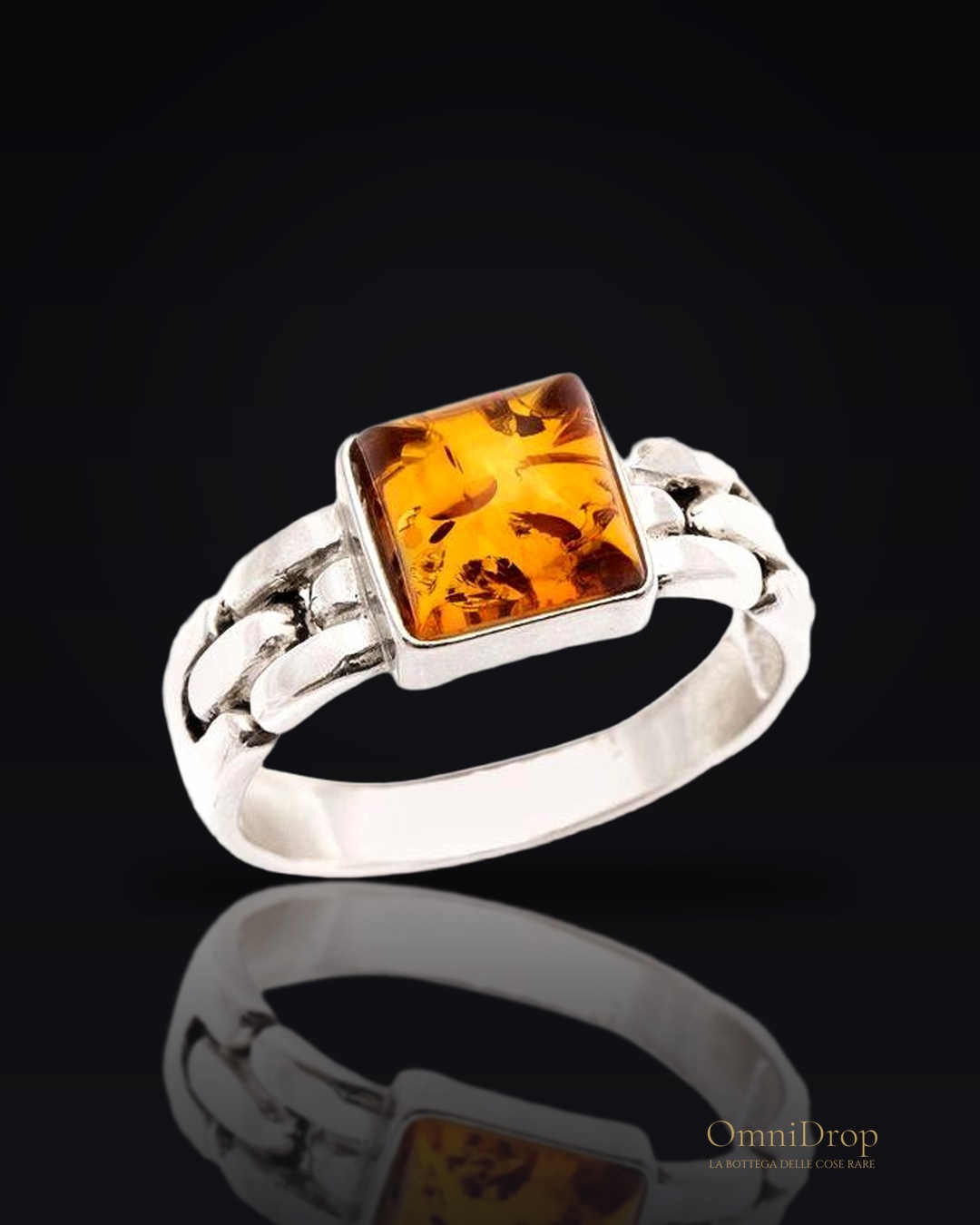 Anello sigillo quadrato con ambra cognac, per custodire i tuoi segreti