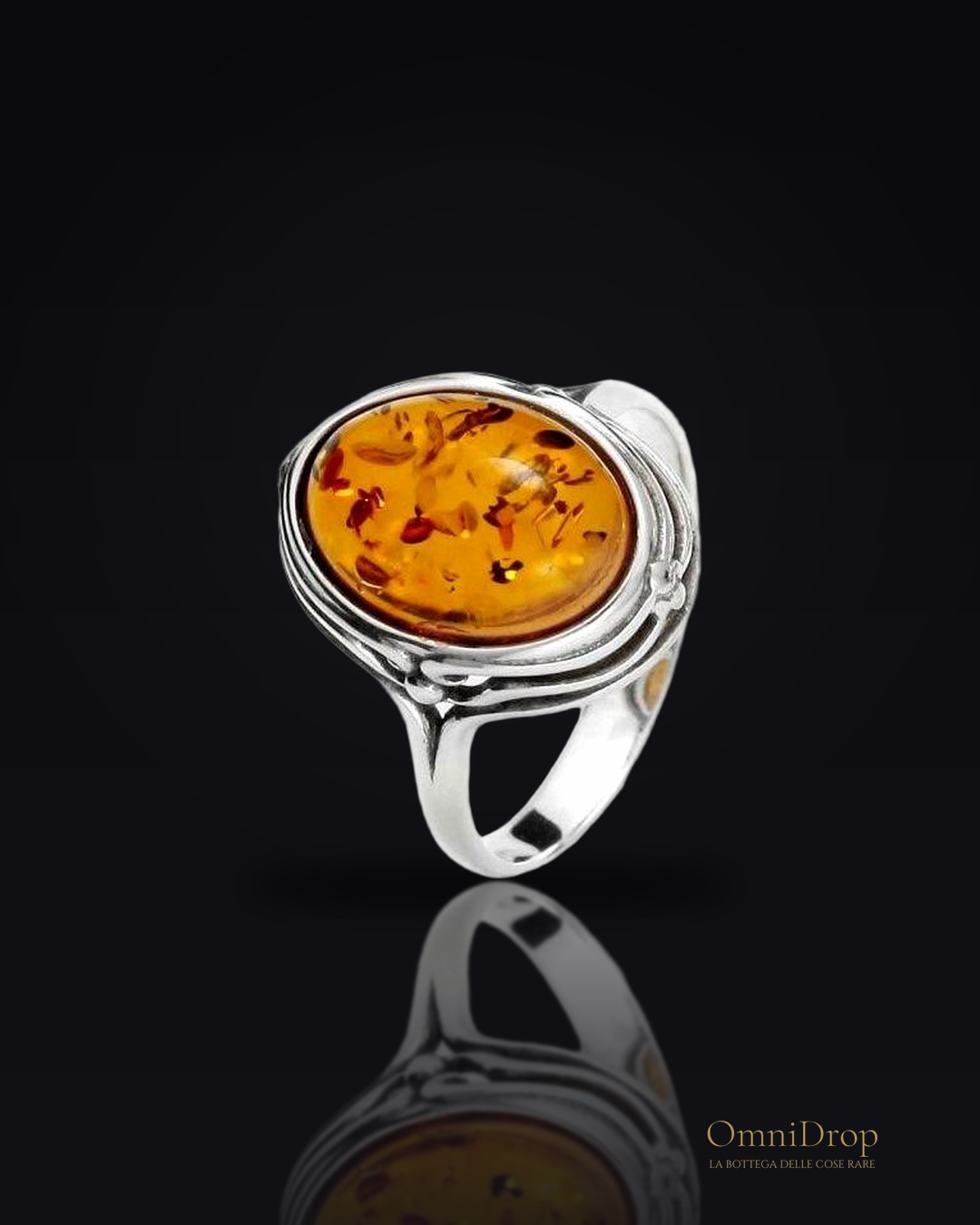 Anello in argento rodiato con ambra naturale del Baltico, per illuminare ogni gesto
