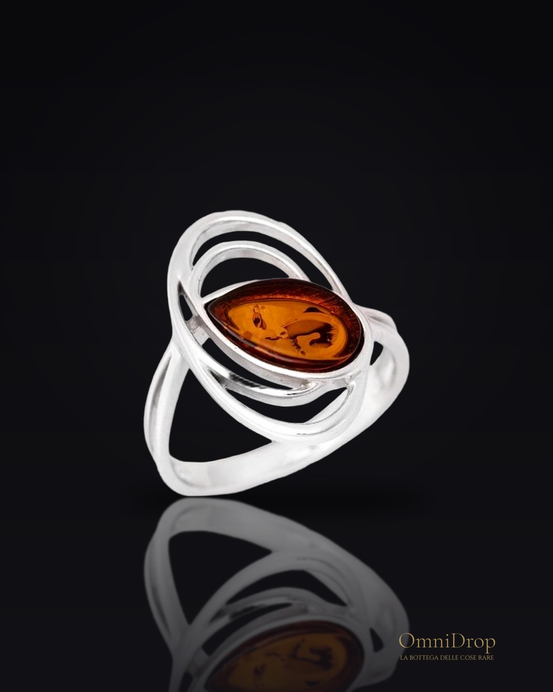 Anello ovale, goccia di ambra cognac, per portare un ricordo dolce