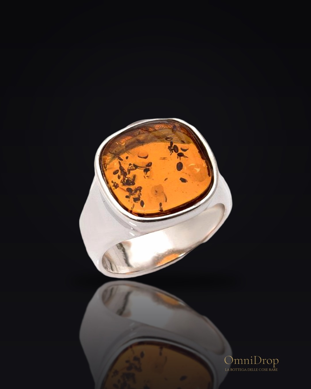 Anello sigillo quadrato con ambra cognac, ricordo tenue