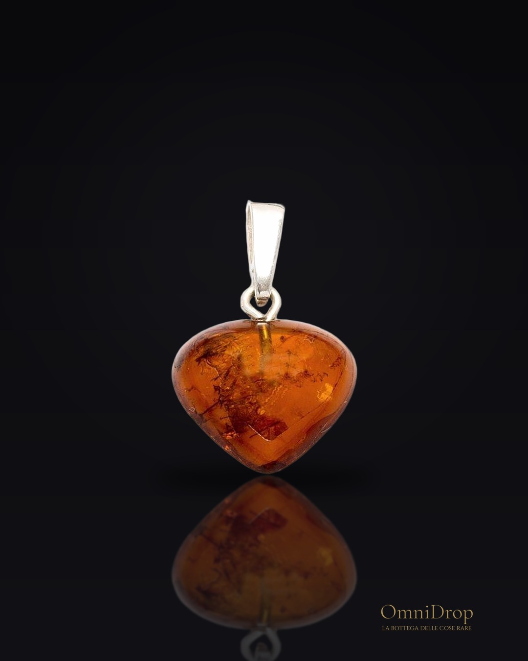 Ciondolo cuore in argento rodiato con ambra cognac, per custodire il tuo amore