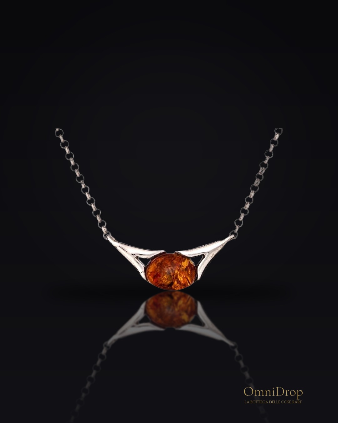 Collana in argento rodiato con ambra cognac ovale, per ricordare chi sei