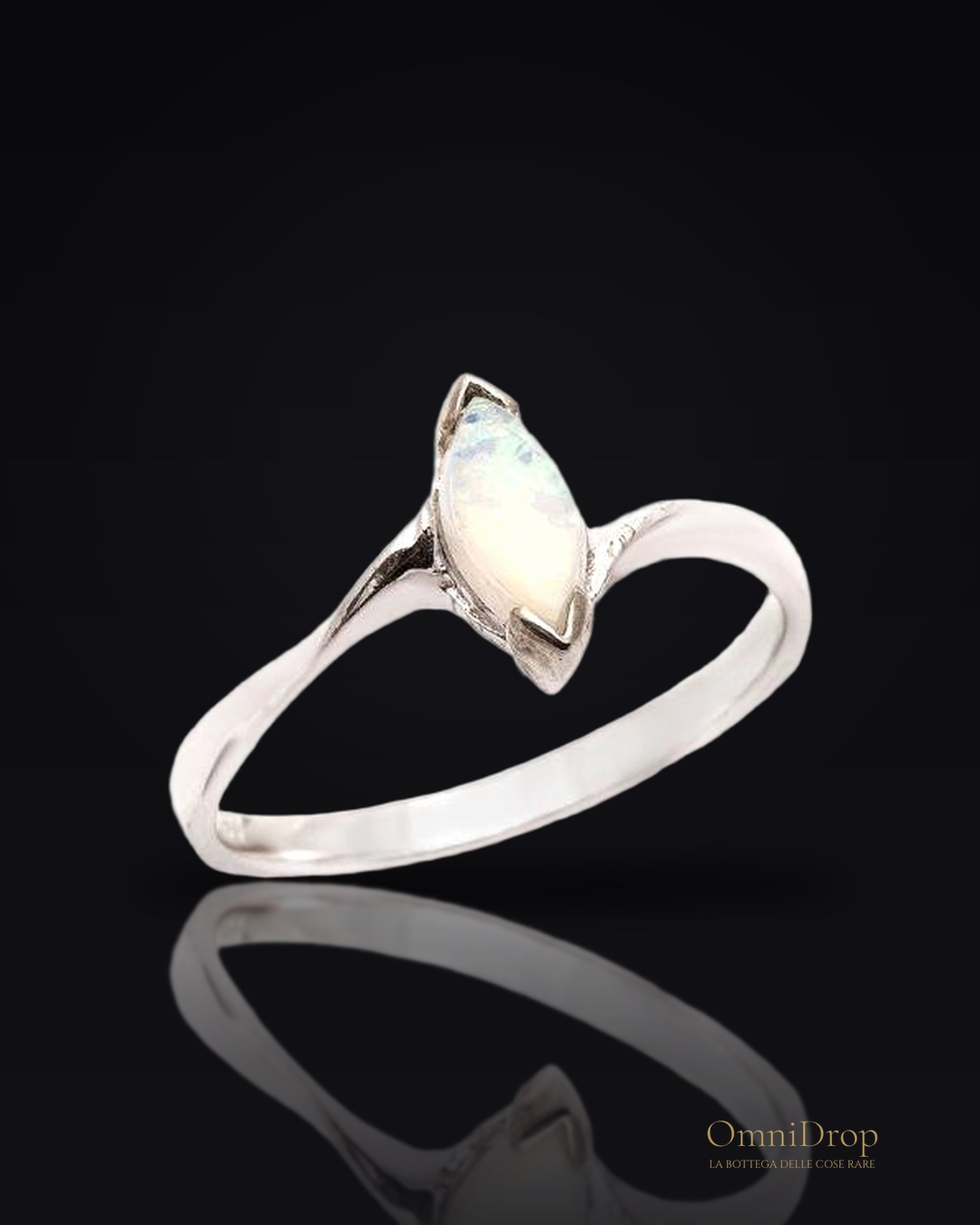 Anello con opale navetta australiano bianco naturale in argento 925 rodiato