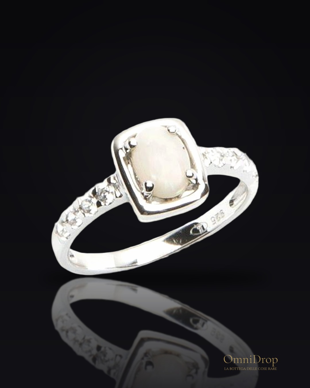 Anello ovale con opale e zirconio, per evocare l'essenza naturale