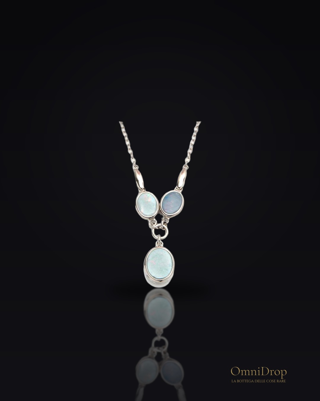 Collana in argento rodiato con opale blu, per custodire la tua luce interiore