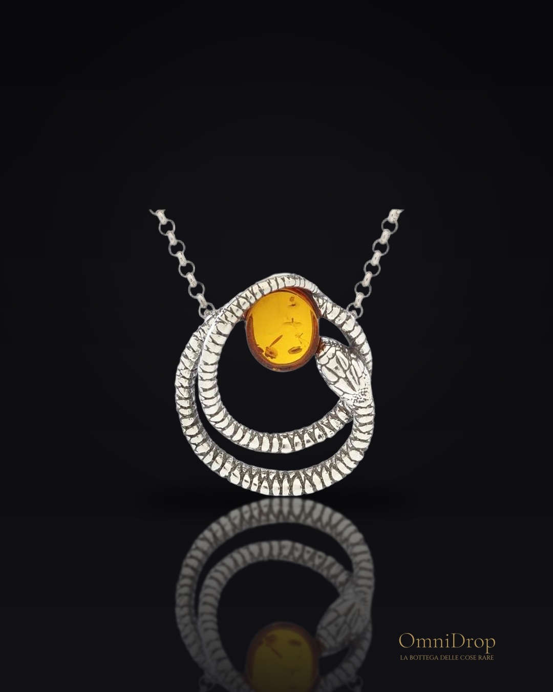 Collana a serpente in argento rodiato e ambra cognac, per illuminare il tuo sguardo