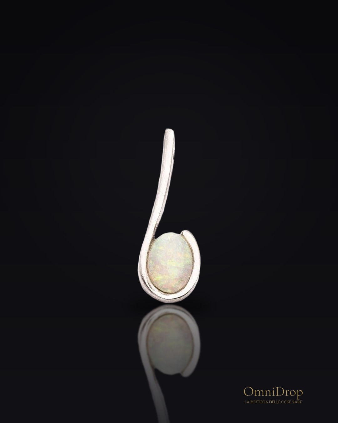 Pendente in argento rodiato con opale bianco ovale, per illuminare ogni tuo gesto