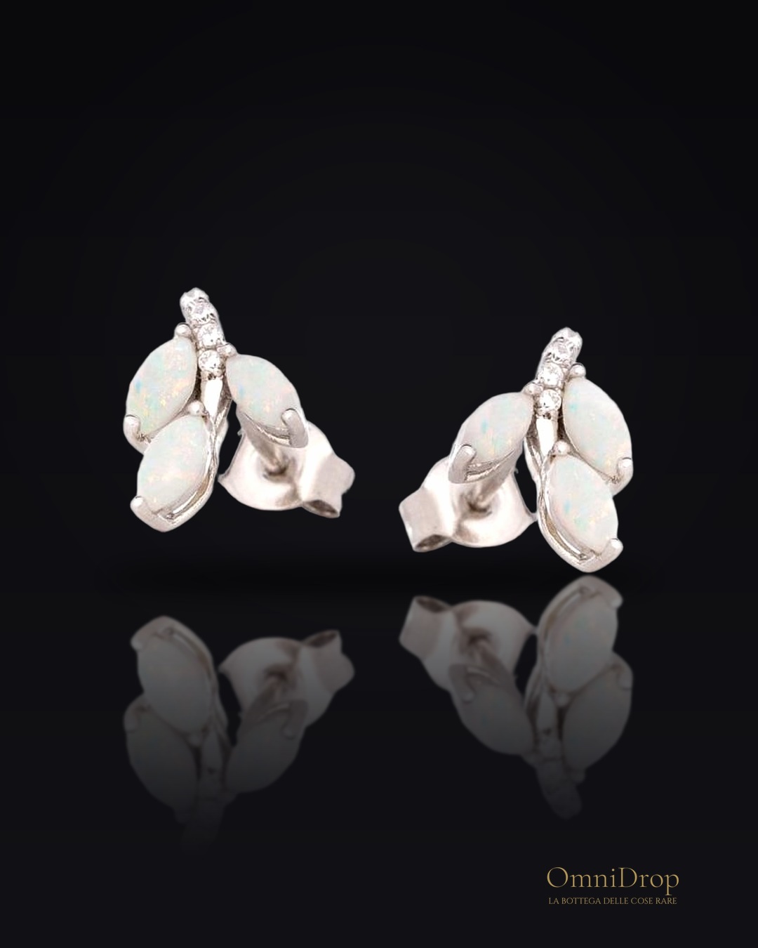 Orecchini a bottone in argento con opale e zirconi, per illuminare ogni tuo gesto
