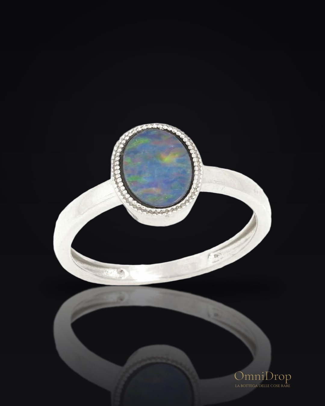 Anello in argento 925 rodiato con opale blu ovale australiano, per custodire la tua luce