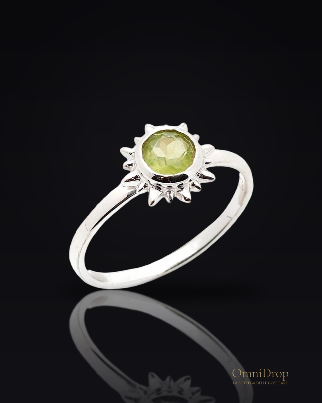 Anello in argento 925 rodiato con peridoto verde naturale, per celebrare la tua unicità