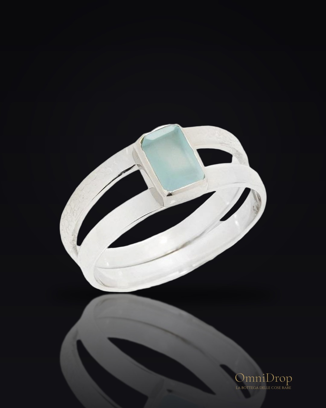 Anello con calcedonio blu naturale, per custodire i tuoi sogni, in argento 925 rodiato