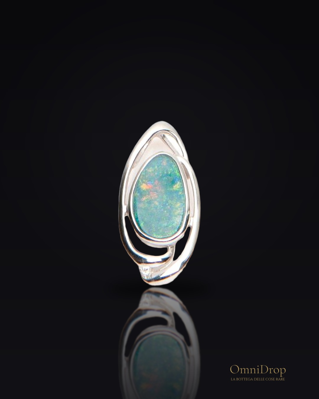 Ciondolo in argento rodiato con opale blu ovale australiano, per custodire la tua pace