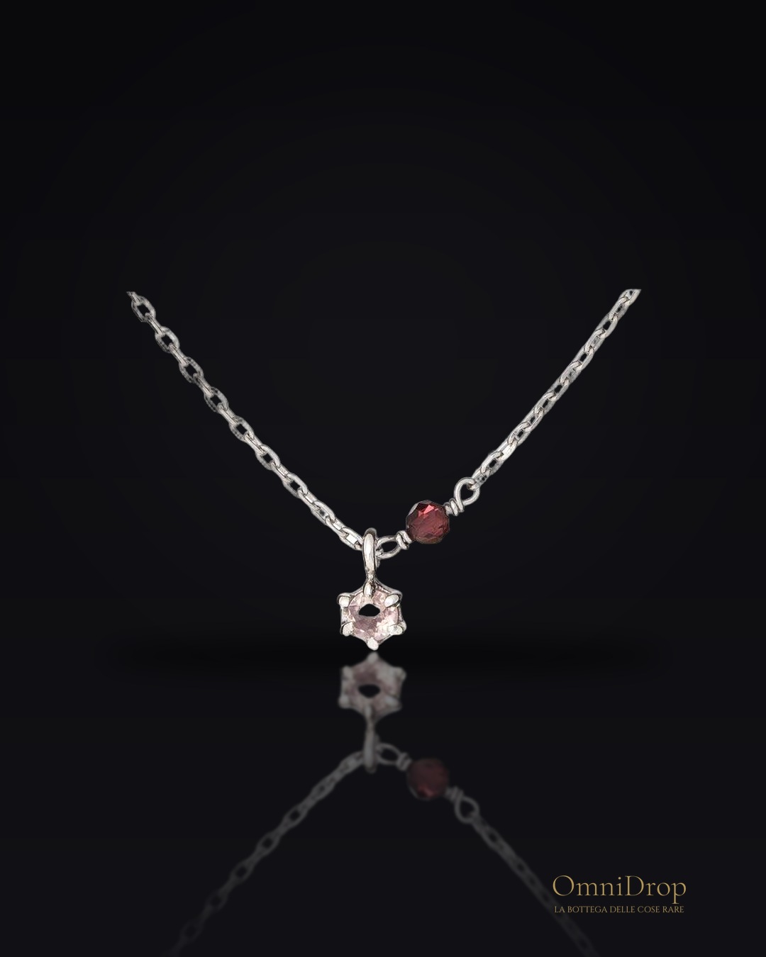 Collana in argento rodiato con quarzo rosa e granato, per celebrare l’amore