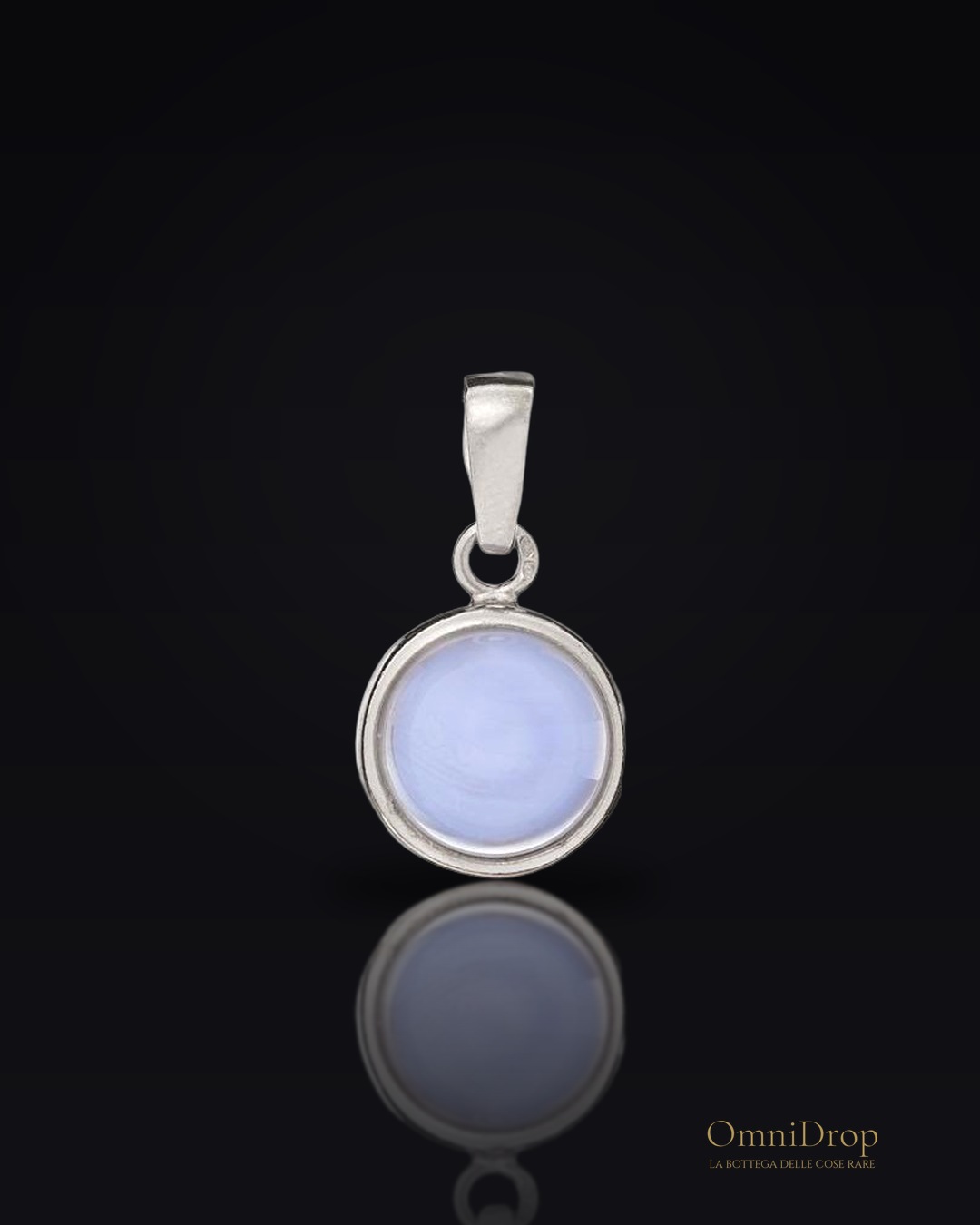 Ciondolo in argento rodiato con agata tonda e laccio blu, per custodire la tua serenità