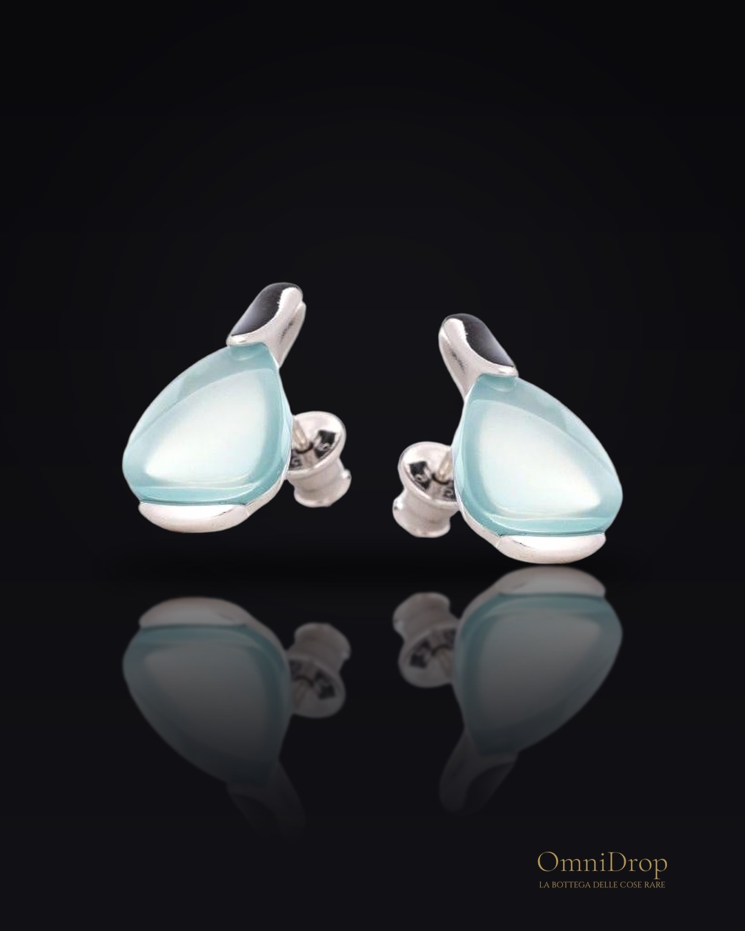 Orecchini a bottone in argento 925 rodiato con agata verde acqua naturale, per celebrare la tua eleganza discreta
